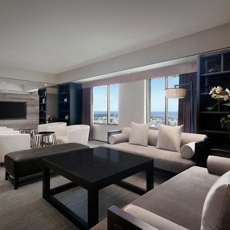 Sheraton Taitung Hotel Kültér fotó A living room in a suite at the Ritz-Carlton, Dubai