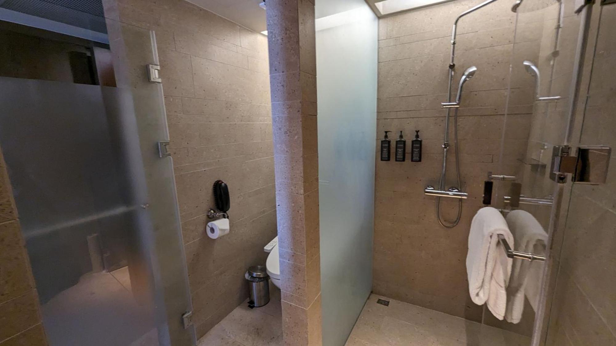 Sheraton Taitung Hotel Kültér fotó Bathroom of a First Suite