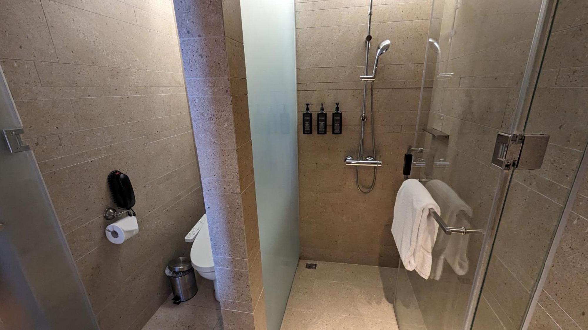 Sheraton Taitung Hotel Kültér fotó A shower cubicle in a hotel