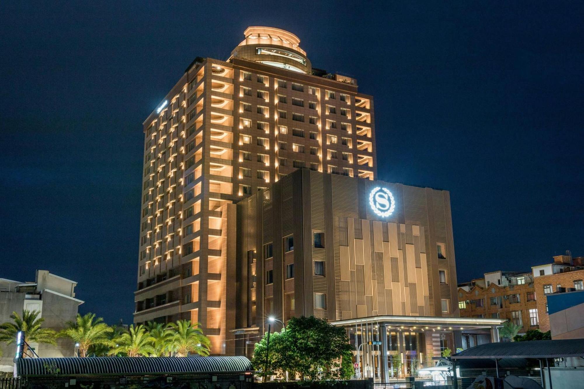 Sheraton Taitung Hotel Kültér fotó The hotel at night