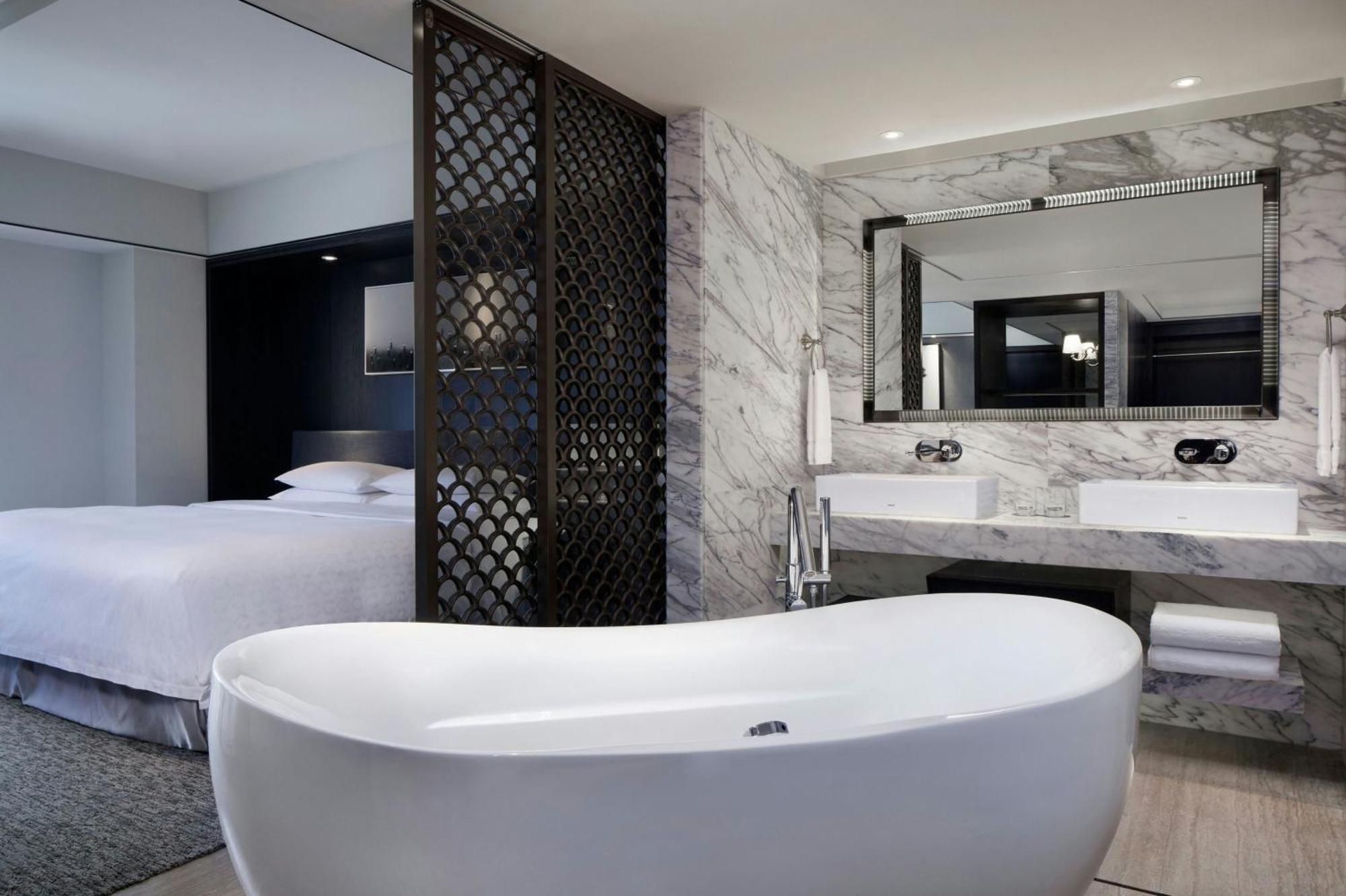 Sheraton Taitung Hotel Kültér fotó A bathroom at the hotel