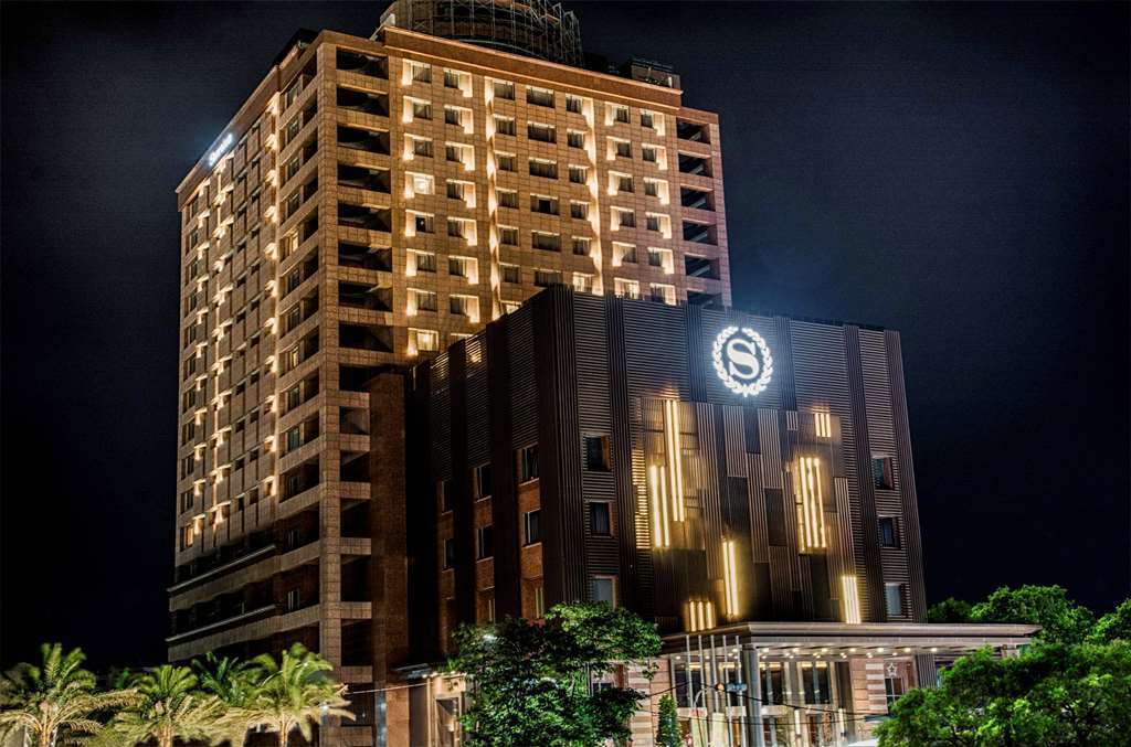 Sheraton Taitung Hotel Kültér fotó The hotel at night